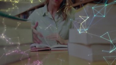 Kütüphanede çalışan, çevrende canlı ağ bağlantıları olan bir kadın. Teknoloji, eğitim, dijital, bağlantı, yenilik, araştırma