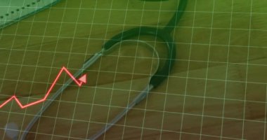 Stetoskop üzerinde kırmızı çizgi grafik animasyonu ve ahşap masadaki defter. Sağlık, istatistik, veri, analiz, medikal, iş