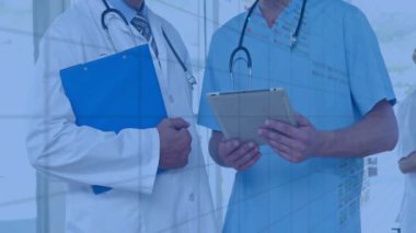 Tablet kullanan beyaz erkek doktorların veri işleme animasyonları. Tıp, teknoloji ve dijital arayüz kavramı, dijital olarak oluşturulmuş video.