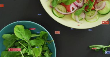 Abone olan taze salata kaseleri ve malzemelerin üzerinde oynat düğmeleri animasyonu. Sağlıklı, besleyici, sebze, yemek, diyet, yaşam tarzı