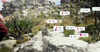 Yürürken taş istiflemek, sosyal medyayla çevrili bir adam animasyon sever. Yürüyüş, doğa, farkındalık, açık hava, macera, çatışma