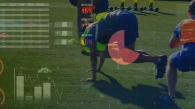 Stadyumda egzersiz yapan çeşitli futbol oyuncuları üzerinde veri işleme animasyonu. Spor, teknoloji ve dijital arayüz kavramı, dijital olarak oluşturulmuş video.