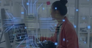 Kafkasyalı iş kadını hakkında veri işleme yapan bilgisayar devre kartının animasyonu. Küresel iş, teknoloji, bilgisayar ve dijital arayüz kavramı, dijital olarak oluşturulmuş video.