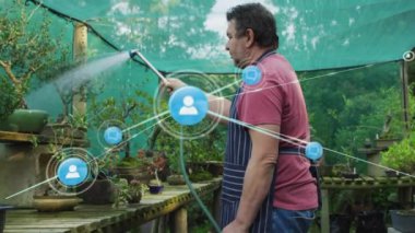 Sulama tesisleri, insan ağ bağlantılarıyla çevrili sanal ortamda animasyon. Teknoloji, bahçıvanlık, yenilik, dijital, fütüristik, bağlantı