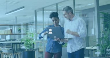 Proje üzerinde takım işbirliği animasyonu, modern ofisteki iş adamları üzerinde tartışıyoruz. Takım çalışması, beyin fırtınası, şirket, yenilik, başlangıç, profesyonel