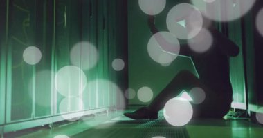 Bilgisayar sunucuları tarafından VR kulaklığı kullanılarak Asyalı adam üzerinde ışık ve veri işleme noktalarının animasyonu. Küresel bağlantılar, hesaplama ve veri işleme kavramı, dijital olarak oluşturulmuş video.