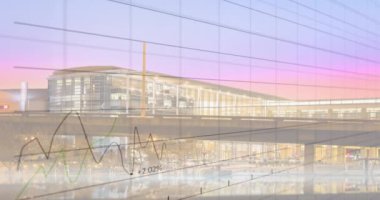 Günbatımında modern bina üzerinde finansal grafik animasyonu. Finans, yatırım, büyüme, veri, ekonomi, teknoloji