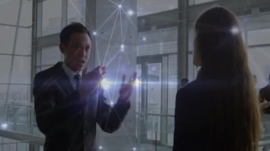 Muhtelif meslekdaşların ofiste konuştuğu bir ağ animasyonu. İş, teknoloji ve dijital arayüz kavramı, dijital olarak oluşturulmuş video.