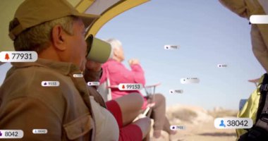 Dışarıda dinlenen, yaşlılar sosyal medya bildirimleri alıyor. Rahatlama, yaşlılar, teknoloji, eğlence, dijital, sosyalleşme