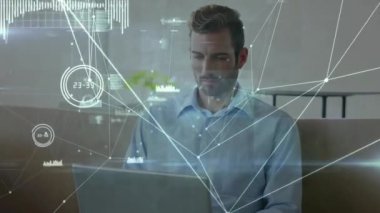 Laptop kullanan beyaz bir adam üzerinden bağlantı ağının animasyonu. İş, teknoloji ve dijital arayüz kavramı, dijital olarak oluşturulmuş video.