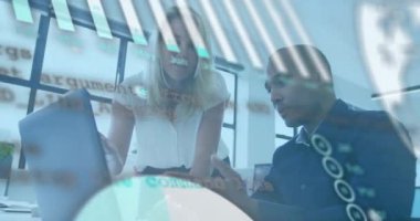 İş geliştirme çizelgesi, iş arkadaşlarının ofiste dizüstü bilgisayarla iş görüşmesi üzerine. Takım çalışması, işbirliği, şirket, beyin fırtınası, strateji, verimlilik