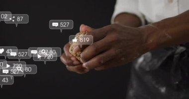 Hamuru elleriyle şekillendiren kişi hakkında sosyal medya bilgilendirmeleri. Pişirme, pişirme, teknoloji, yoğurma, bağlantı