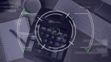 Masadaki bilgisayar ve hesap makinesi üzerinden dijital veri işleme animasyonu. Küresel bağlantılar, hesaplama ve veri işleme kavramı, dijital olarak oluşturulmuş video.