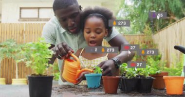 Çiçekleri birlikte sulamak, baba-kız, sosyal medya bildirimleri. Bahçıvanlık, aile, bağ, doğa, teknoloji, etkileşim