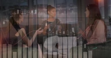 Veri işleme ve diyagramlarının animasyonu ofiste konuşan çeşitli bayan meslektaşlar üzerinde. İş, teknoloji ve dijital arayüz kavramı, dijital olarak oluşturulmuş video.