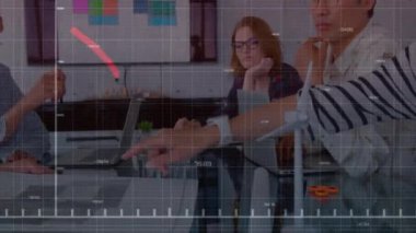 Ofiste çalışan çeşitli iş adamları üzerinde veri işleme animasyonu. İş, teknoloji ve dijital arayüz kavramı, dijital olarak oluşturulmuş video.