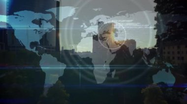 Günbatımında şehir manzarası üzerinde dünya haritası ve dijital arayüz animasyonu. Teknoloji, kentsel, geleceksel, ağ, yenilik, ufuk çizgisi