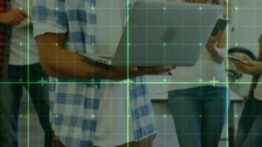 Şebeke ve veriler, ofiste dizüstü bilgisayarla çalışan insanların animasyonlarını gösteriyor. Teknoloji, iş, yenilik, takım çalışması, dijital, analiz