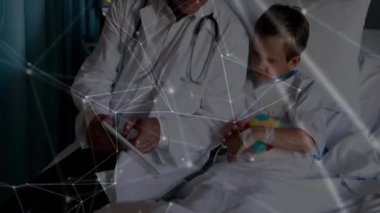 Tablet kullanan beyaz erkek doktor ve hasta arasındaki bağlantı ağının animasyonu. Tıp, teknoloji ve dijital arayüz kavramı, dijital olarak oluşturulmuş video.