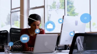 Ofisteki dizüstü bilgisayar kullanan iki ırklı iş kadınıyla olan bağlantıların animasyonu. İş, teknoloji ve dijital arayüz kavramı, dijital olarak oluşturulmuş video.