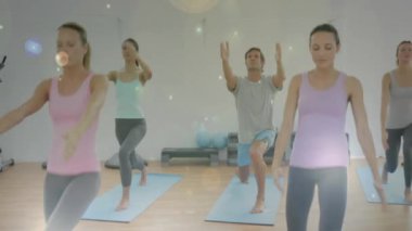 Parlayan ışık parçacıkları animasyonuyla stüdyoda yoga yapan insanlar. Farkındalık, meditasyon, sağlık, fitness, egzersiz, rahatlama