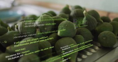 Yeşil kod çizgileri taze yeşil incirlerin üzerinde canlanıyor. Teknoloji, fütüristik, programlama, organik, meyve, yenilik