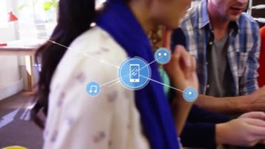 Müzik ve akıllı telefon animasyonları, ofiste iş birliği yapan çeşitli meslektaşlar üzerine. Takım çalışması, işbirliği, yaratıcılık, teknoloji, iş arkadaşları, beyin fırtınası.