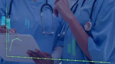 Tablet kullanan çeşitli doktorların finansal veri işleme animasyonları. Küresel tıp, sağlık, finans, bilgisayar ve dijital arayüz kavramı, dijital olarak üretilen video.