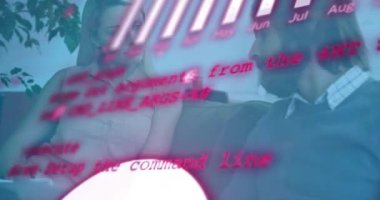 Ofiste iş tartışan Kafkas meslektaşları üzerinde şema ve veri işleme animasyonları. İş, teknoloji ve dijital arayüz kavramı, dijital olarak oluşturulmuş video.