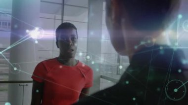 Muhtelif meslekdaşların ofiste konuştuğu bir ağ animasyonu. İş, teknoloji ve dijital arayüz kavramı, dijital olarak oluşturulmuş video.