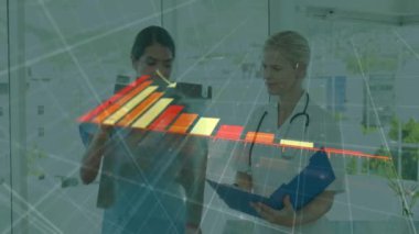 Çeşitli doktorların istatistik ve veri işleme animasyonları. Küresel tıp, bağlantılar, hesaplama ve veri işleme kavramı, dijital olarak oluşturulmuş video.