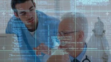 Hasta verilerini inceleyen, programlama kodu animasyonu üzerinde çalışan tıp uzmanları. Sağlık, teknoloji, kodlama, veri analizi, yenilik, takım çalışması