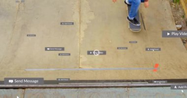 Sosyal medya bilgilendirmeleriyle dolu rampada kaykay yapmak animasyon örtüşüyor. gençlik, teknoloji, dijital, spor, adrenalin, yaşam tarzı