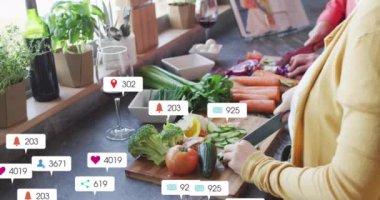 Mutfakta sebze hazırlayan kişi hakkında sosyal medya bilgilendirmeleri. Aşçılık, teknoloji, yaşam tarzı, dijital, sağlıklı, ev