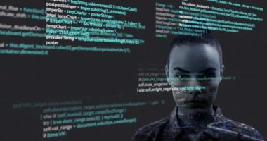 Bilgisayar kodu animasyonu, karanlık arka plandaki ciddi bir kadın üzerinde, ekrana odaklanıyor. Teknoloji, kodlama, programcı, odaklanma, konsantrasyon, dijital