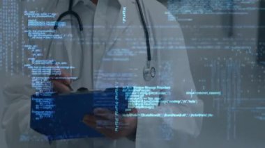 Kafkas erkek doktor yazıları üzerine veri işleme animasyonu. Tıp, teknoloji ve dijital arayüz kavramı, dijital olarak oluşturulmuş video.