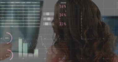 Veri tablolarının analizi animasyon, tıp uzmanının iş arkadaşınla sonuçları tartışması. Analiz, sağlık, veri analizi, tartışma, takım çalışması, işbirliği