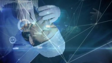 Cerrah hasta üzerinde dijital veri işleme animasyonuyla ameliyat yapıyor. Cerrahi, teknoloji, sağlık, tıbbi, yenilik, fütüristik