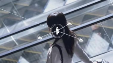 İş adamının yürümesi üzerine bağlantılar ve veri işleme animasyonu ağı. Teknoloji, yenilik, dijital, gelecekçi