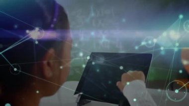 Bilgisayar kullanan kişi üzerinden ağ bağlantıları ve veri işleme animasyonu. Teknoloji, dijital, internet, ağ, iletişim