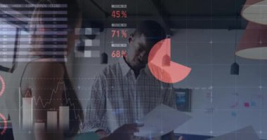 Veri işleme ve çeşitli meslektaşların ofiste konuştuğu diyagramların animasyonu. İş, teknoloji ve dijital arayüz kavramı, dijital olarak oluşturulmuş video.