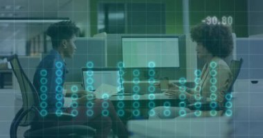 Ofiste konuşan çeşitli bayan meslektaşların diyagramlarının animasyonu. İş, teknoloji ve dijital arayüz kavramı, dijital olarak oluşturulmuş video.