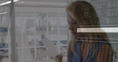 Ofiste çalışan bir kadın için dosya şifreleme ve veri işleme animasyonu. Teknoloji, siber güvenlik, veri gizliliği, ofis işi, dijital güvenlik, veri koruması