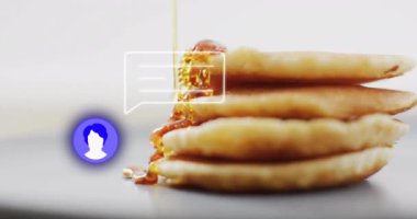 Gözlemelerin üzerine şurup dökmek, canlandırılmış sohbet baloncuklarının ortaya çıkması. Kahvaltı, yemek, lezzetli, sabah, tatlı, yığın