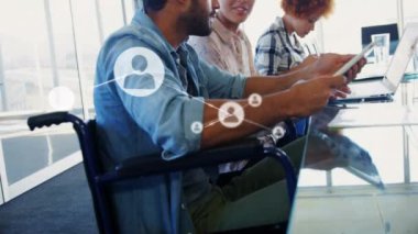 Dizüstü bilgisayarlar ve tabletler üzerinde çalışan farklı insanlar üzerinde bağlantı ağı animasyonu. Teknoloji, iletişim, işbirliği, çeşitlilik, dijital, uzaktan çalışma