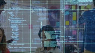 Ofis ortamında çalışan çeşitli insanların kod animasyonları programlanıyor. Teknoloji, kodlama, takım çalışması, işbirliği, çeşitlilik, yenilik