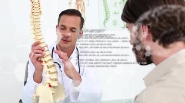 Omurga modelini hastaya açıklayan doktor, olay yerinde tıbbi bilgi animasyonu. Sağlık, teşhis, tedavi, danışma