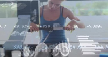 Beyaz kadın egzersizlerinin veri işleme ve diyagramlarının animasyonu. Spor ve dijital arayüz kavramı, dijital olarak oluşturulmuş video.