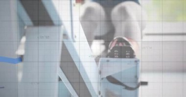 Beyaz kadın egzersizlerinin veri işleme ve diyagramlarının animasyonu. Spor ve dijital arayüz kavramı, dijital olarak oluşturulmuş video.