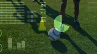 Stadyumda egzersiz yapan çeşitli futbol oyuncuları üzerinde veri işleme animasyonu. Spor, teknoloji ve dijital arayüz kavramı, dijital olarak oluşturulmuş video.